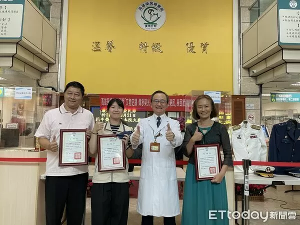 鄭名芳院長(右二)頒贈感謝狀予李宜珍理事長(右一)、張華倩輔導員金(左二)與金冠宏館長，感謝熱心支持《傳承•致敬》榮民節慶祝活動。（記者林云翻攝）