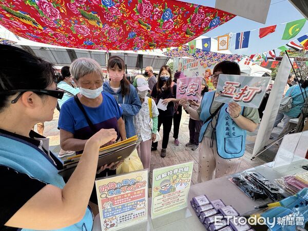 ▲▼  嘉義分署假日結合租稅活動設攤宣導反詐騙 貫徹「五打七安」增進民眾防詐意識及法治觀念 。（圖／法務部行政執行署嘉義分署提供）