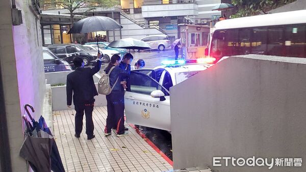 ▲遭建商陳董撞死的機車騎士黃男家屬今天赴二殯報驗，不發一語上車。（圖／記者張君豪翻攝）