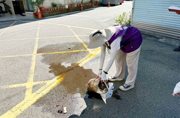 ▲桃園市近期累計7例本土登革熱確診個案，衛生局呼籲民眾將居家容器傾倒汙水，以避免孳生病媒蚊幼蟲。（圖／桃園市衛生局提供）