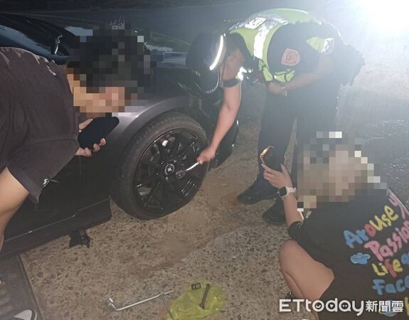 ▲警察暖心協助旅客安全更換輪胎。（圖／記者楊晨東翻攝）