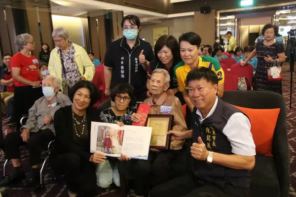 ▲縣長饒慶鈴開箱人瑞故事寫真書。（圖／記者楊晨東翻攝）