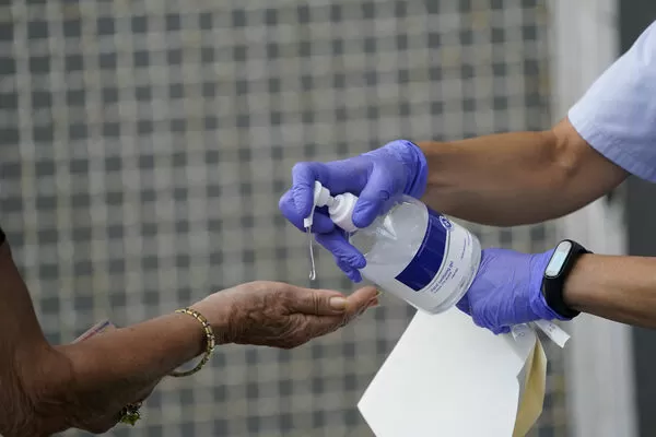 ▲▼ 醫療團隊人員提供洗手液給民眾。洗手液。（示意圖／路透）