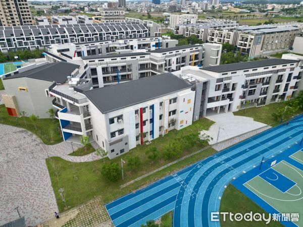 ▲蓮潭國中小第二期國中部校舍落成啟用，市長黃偉哲與貴賓齊聚揭牌。（記者林東良翻攝，下同）