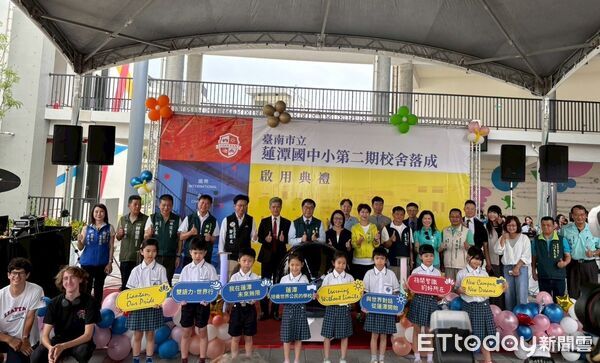 ▲蓮潭國中小第二期國中部校舍落成啟用，市長黃偉哲與貴賓齊聚揭牌。（記者林東良翻攝，下同）
