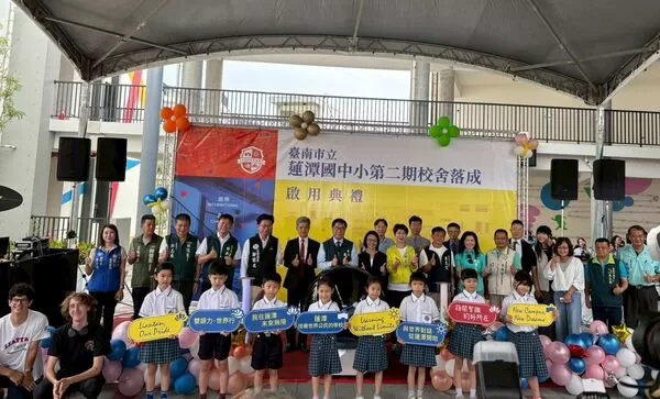 ▲蓮潭國中小第二期國中部校舍落成啟用，市長黃偉哲與貴賓齊聚揭牌。（記者林東良翻攝，下同）