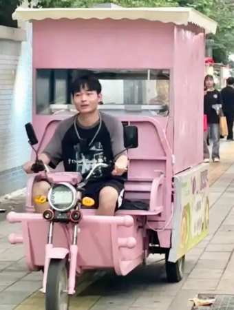 ▲張同學騎著粉紅色三輪車出攤。（圖／翻攝自九派新聞）