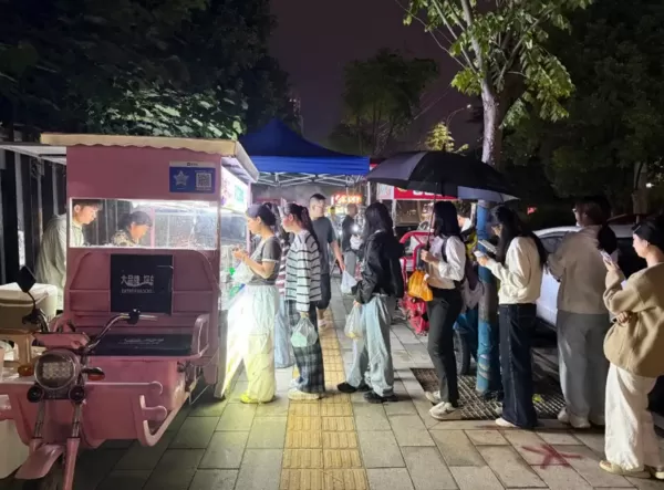 ▲▼武漢「粉紅麻糬哥」爆紅。（圖／翻攝自九派新聞）