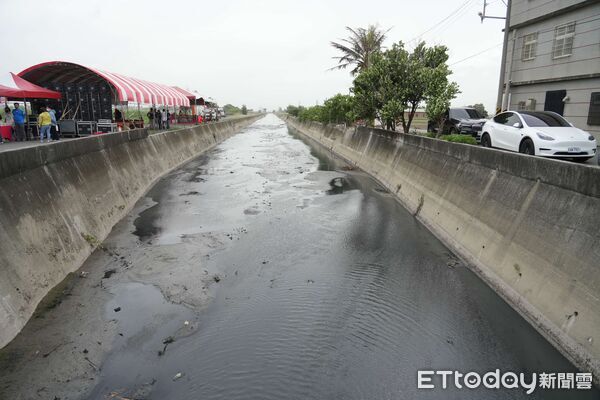 ▲雲林縣長張麗善主持四湖大排治理工程動工典禮，地方民代與居民齊聚見證治水新進展。（圖／記者游瓊華翻攝）
