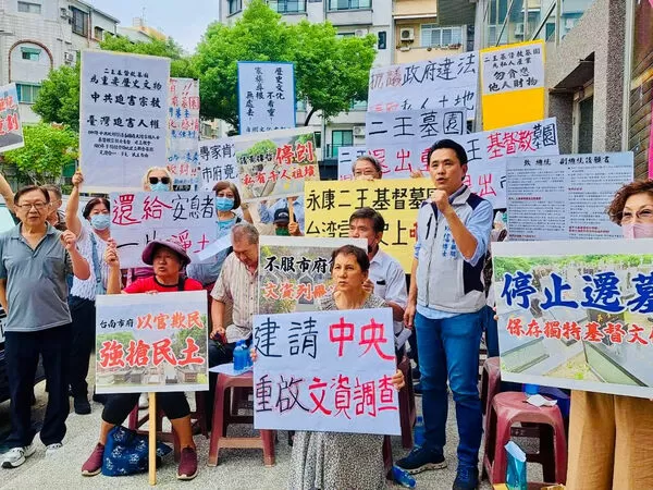 ▲台南市永康區市地重劃爭議延燒，台灣台南基督教聯合服務會、二王基督教墓園自救會及上百位墓主家屬到場陳抗，堅決反對將私人墓園納入重劃範圍，要求市府立即停止拆遷程序。（圖／記者林東良翻攝，下同）
