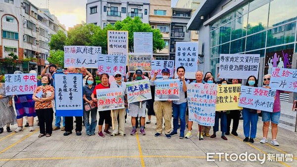 ▲台南市永康區市地重劃爭議延燒，台灣台南基督教聯合服務會、二王基督教墓園自救會及上百位墓主家屬到場陳抗，堅決反對將私人墓園納入重劃範圍，要求市府立即停止拆遷程序。（圖／記者林東良翻攝，下同）
