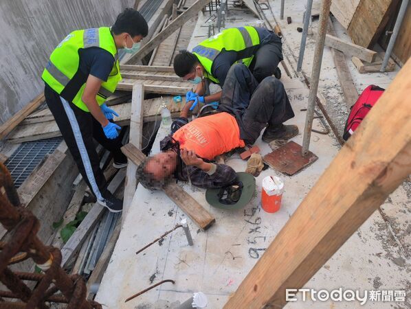 ▲蘭嶼工地工人遭鋼筋穿刺。（圖／記者楊晨東翻攝）