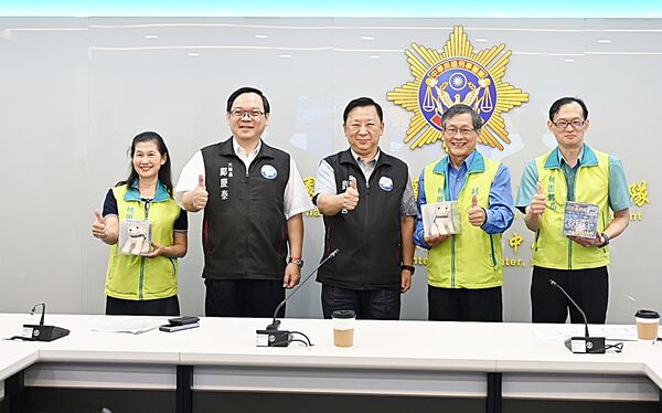 ▲桃園市副局長劉印宮（左三）等人邀請桃園郵局副局長葉魏桐出席，說明金融機構「臨櫃關懷提問」制度之用意與實務經驗。（圖／桃園市警局提供）