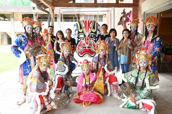 ▲▼   國立傳統藝術中心「2025鬥陣趣 眾將來尬陣」震撼登場！全臺超過200位將爺齊聚嘉義，神界陰間波麗士大人攏抵嘉    。（圖／國立傳統藝術中心提供）