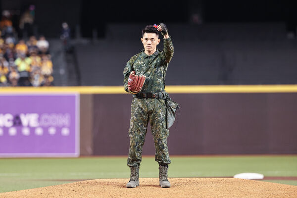 ▲▼士官長陳保宏開球。（圖／中職提供）