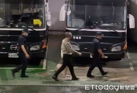 ▲▼婦癌名醫鄭文芳上囚車送看守所羈押。（圖／記者劉昌松攝）