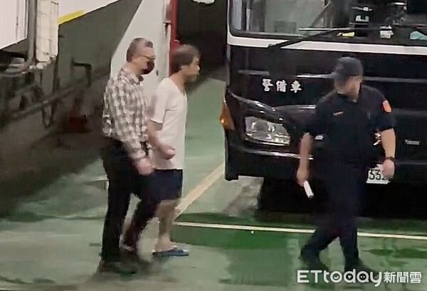 ▲▼婦癌名醫鄭文芳（左）涉犯性侵案，棄保40萬元逃亡加拿大被通緝，今（21日）被遣返回台移送台北地院歸案，法官當庭裁定羈押。（圖／記者劉昌松攝）