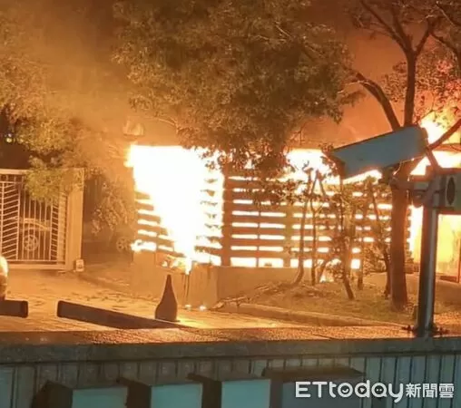 ▲▼快訊／士林地檢後方突大火　火光照亮黑夜。（圖／民眾提供）