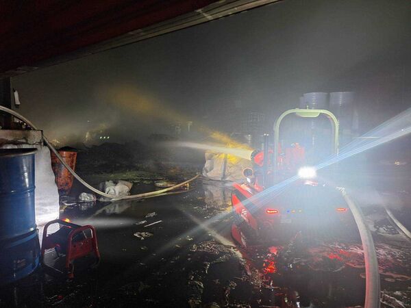 ▲鹿港一間從事改質瀝青工廠火警。（圖／消防局提供）