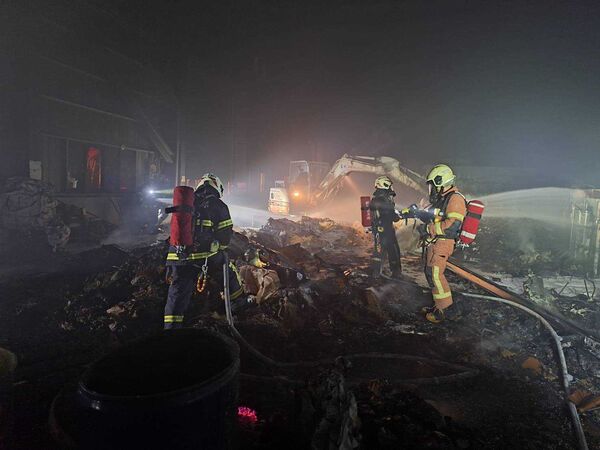 ▲鹿港一間從事改質瀝青工廠火警。（圖／消防局提供）