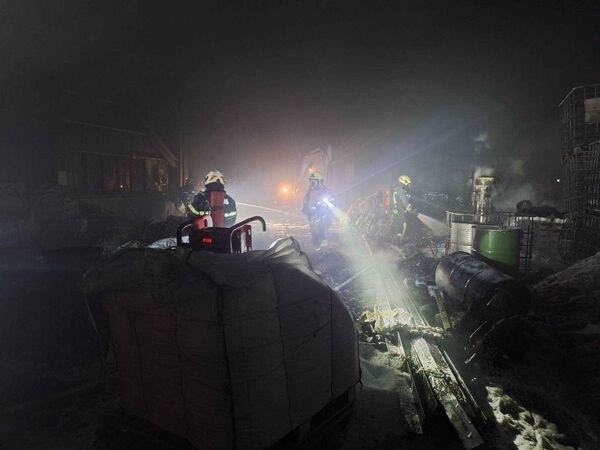 ▲鹿港一間從事改質瀝青工廠火警。（圖／消防局提供）