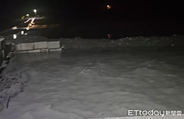 ▲▼馬太鞍溪新堰塞湖晚間9時溢流！ 下游便橋開始積水。（圖／記者王兆麟翻攝）