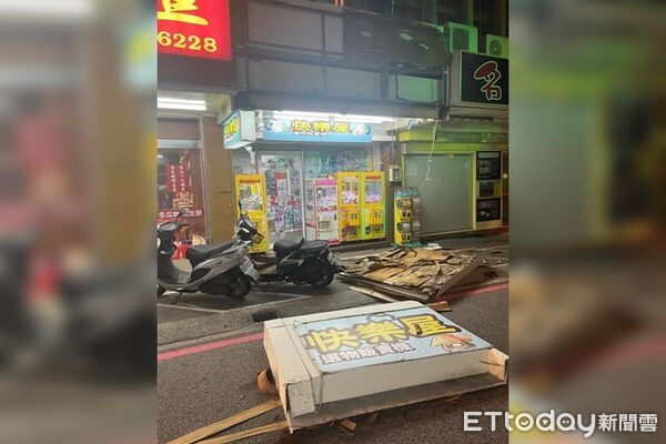 ▲▼澎湖娃娃機店招牌被吹落。（圖／記者陳洋翻攝）