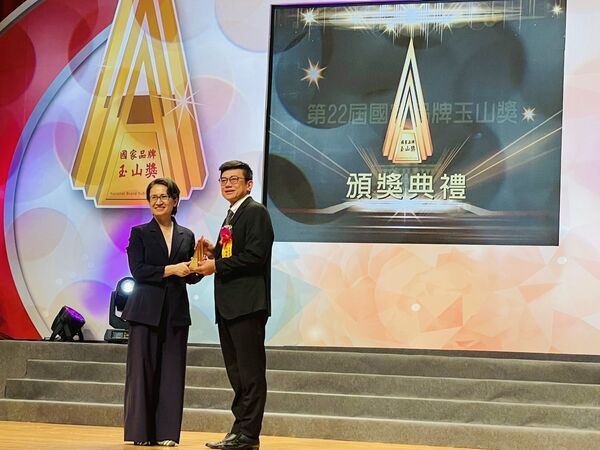 ▲承躍能源榮獲「國家品牌玉山獎」！基北北桃攜手推動淨零轉型，B型傑出企業受邀共展綠電成果。（圖／記者陳弘修翻攝）