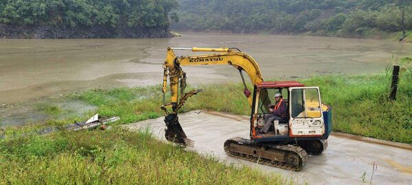 ▲▼雪山山脈豪雨，大量漂流枯枝湧入翡翠水庫庫區，翡管局前進上游坪林水域施工清理。（圖／翡管局）