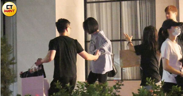 姊妹情深1／直擊！小S眼眶泛紅仍難掩喪姊思念　全家慶功聚餐具俊曄一動作超暖心