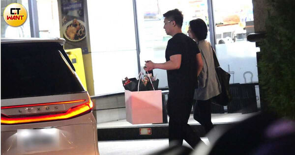 姊妹情深1／直擊！小S眼眶泛紅仍難掩喪姊思念　全家慶功聚餐具俊曄一動作超暖心