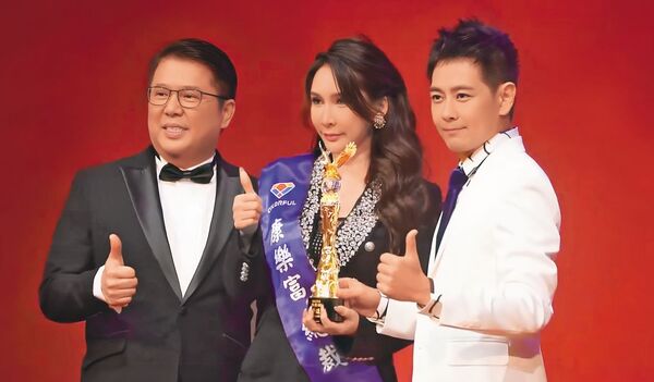 由林志穎（右）代言的「科技燕窩」食品公司董事長林志明（左）爆出掏空6億元，總監林熙娜（中）不只是董事長的情婦，也是副董指控的洗錢共犯。（翻攝自康樂富生活_ColorfulLife 臉書）