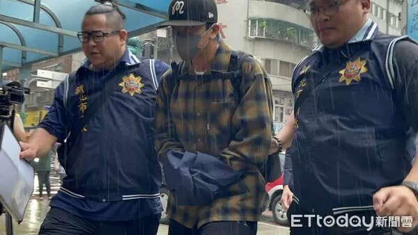 ▲▼坤達抵達永和分局。（圖／記者陸運陞攝）