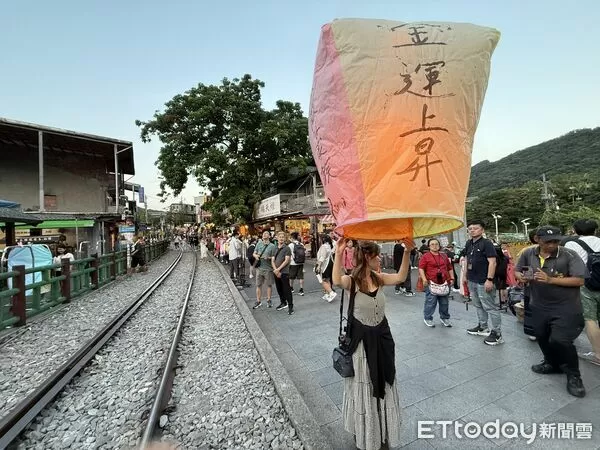 ▲▼平溪放天燈,放天燈  。（圖／記者徐文彬攝）