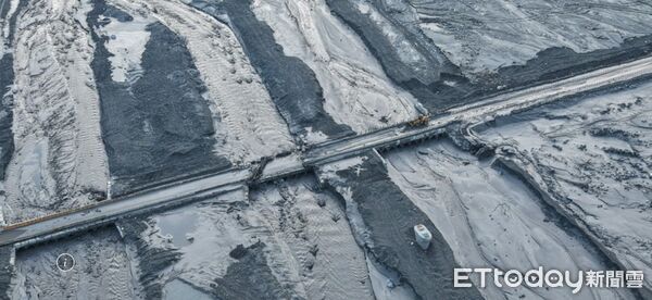 ▲▼東區養護工程分局提供空拍畫面，經目視2公尺大涵管尚完好，但路面遭淤土及樹枝埋沒。（圖／公路局提供，下同）