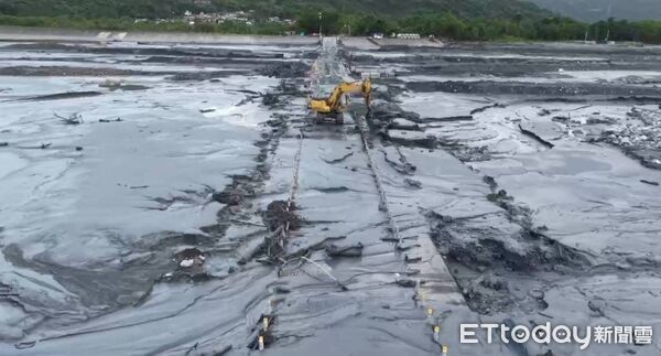 ▲▼東區養護工程分局提供空拍畫面，經目視2公尺大涵管尚完好，但路面遭淤土及樹枝埋沒。（圖／公路局提供，下同）