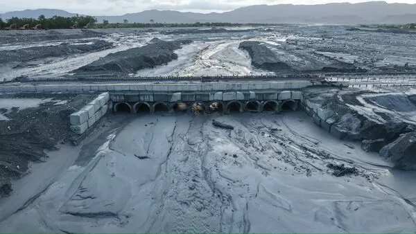 ▲▼馬太鞍溪橋臨時便道今（22日）晨間現況。（圖／前進協調所提供）