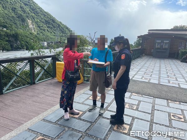 ▲▼新城警方加強太魯閣閣口管制點巡視並對逗留民眾進行勸導與驅離。（圖／新城警分局提供，下同）