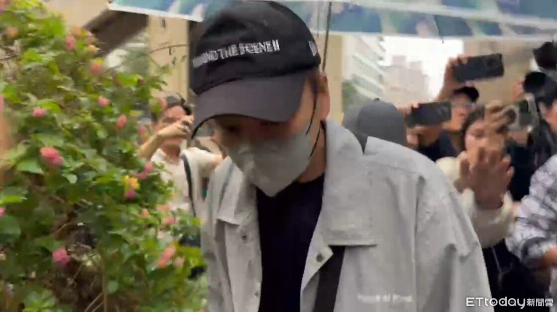 ▲Energy張書偉複訊結束，快步上車離去。（圖／記者陳以昇攝）