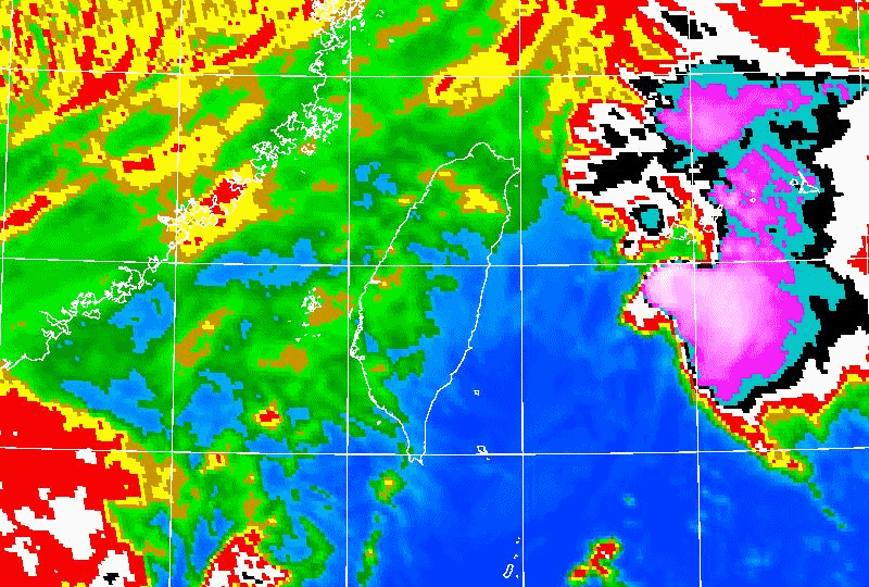 東北風很強！3地區「紫紅一片」豪雨再2天　台灣旁現輸水怪