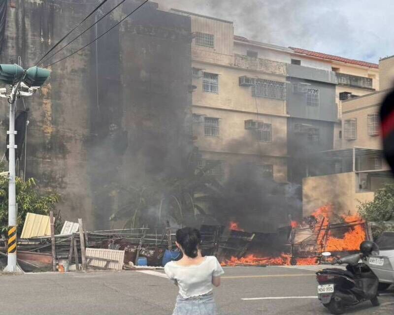 火舌狂竄！鹿港連兩起雜草火警　路旁休旅車遭波及