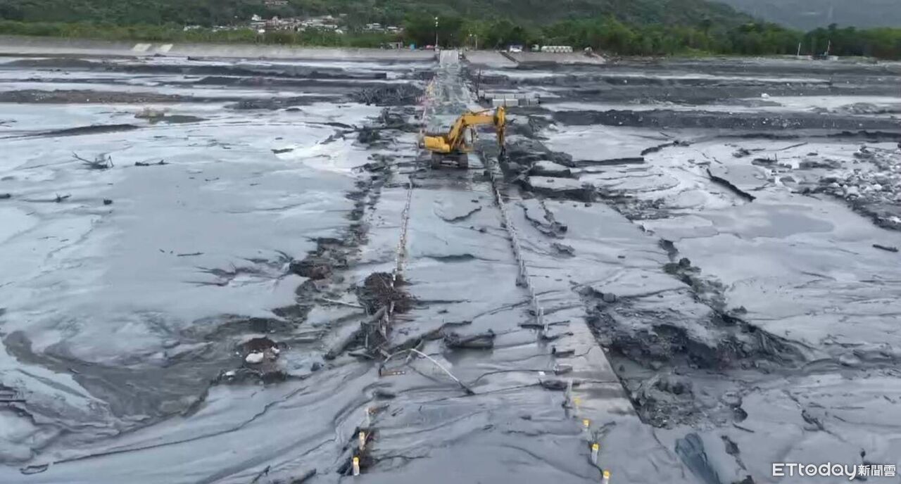 新堰塞湖溢流沙土淹沒臨時便道　公路局搶修估中午完成清理