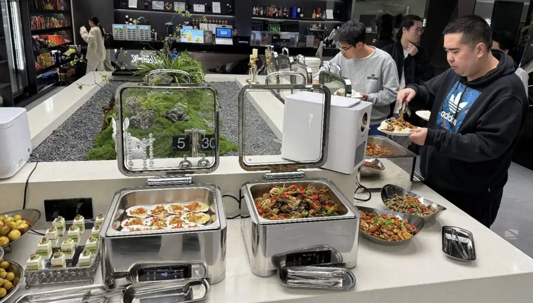 ▲武漢一間知名網咖推出「海鮮自助吧」吸客。（圖／翻攝九派新聞）