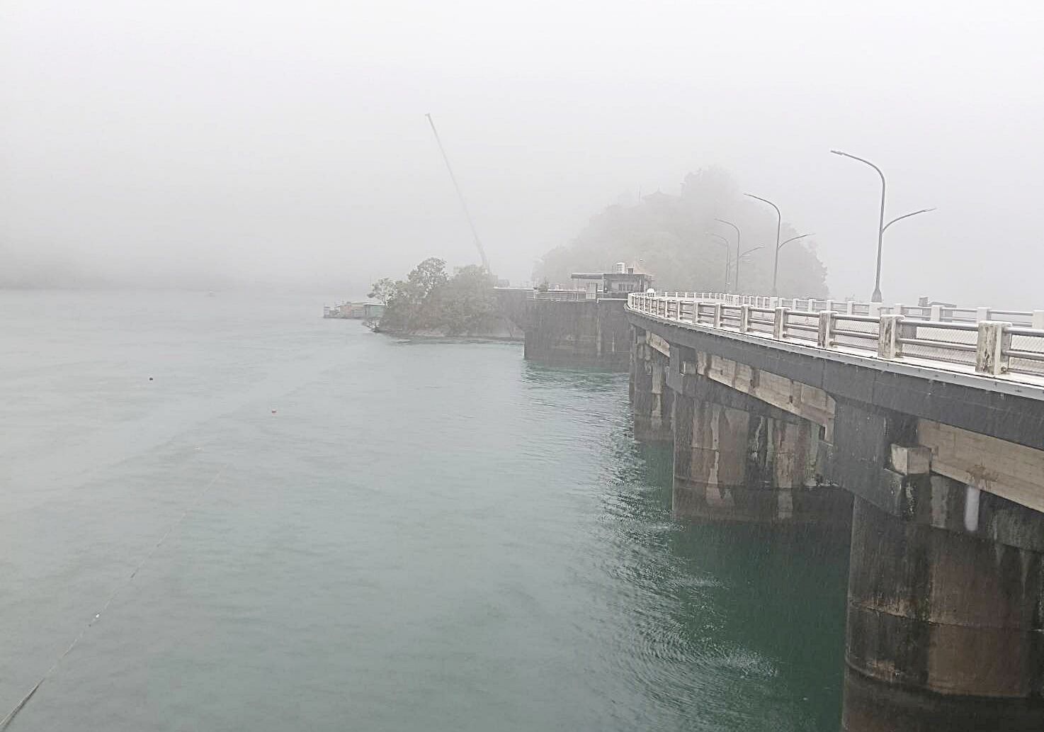 ▲石門水庫上游這幾天受到風神颱風及東北季風共犯效應影響，集水區降下可觀雨勢，水庫水位已逼近滿水位。（圖／北水分署提供）