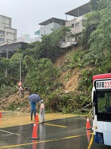 汐止康寧街邊坡坍方！　他曝現場照：目前兩戶居民都已撤離