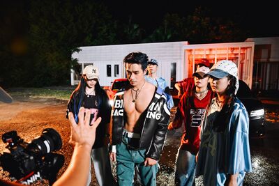 男神轉戰跑外送！　超狂年收入曝光...喊話粉絲：給我五星好評