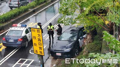 快訊／北市堤頂大道車禍！多元計程車自撞　女乘客拋飛車外命危