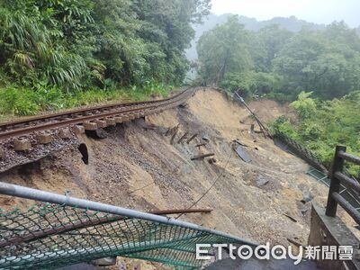 驚險畫面曝!台鐵平溪線「鐵軌懸空」路基流失 嶺腳瀑布遭水淹沒