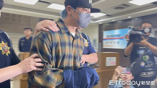 ▲▼坤達閃兵移送。（圖／記者陸運陞攝）