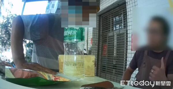 ▲▼台中警方化身早餐店員，逮捕64歲車手。（圖／民眾提供，下同）